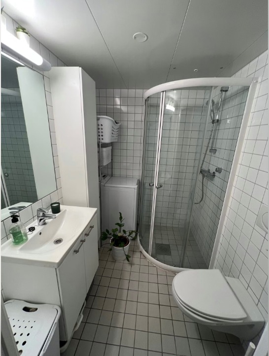 Moderne bad med dusjkabinett. Vaskemaskin følger leiligheten. 